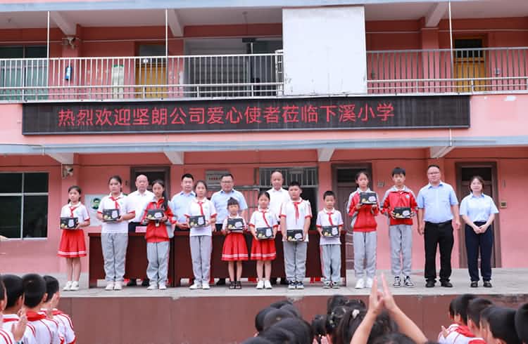 讓愛延續(xù)-貴州省銅仁市萬(wàn)山區(qū)堅(jiān)朗希望小學(xué)回訪